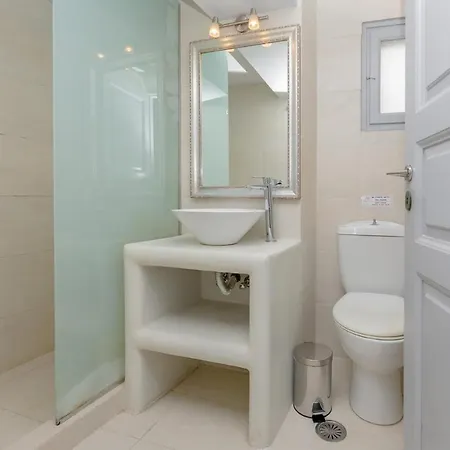 Charming Santorini 1 Bedroom Deluxe Wonderful Caldera Sea Views Close To City Centre *